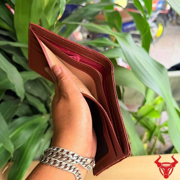 Sắc đỏ mận nổi bật, kiểu dáng ngắn gọn, vừa vặn và tiện dụng mỗi ngày.