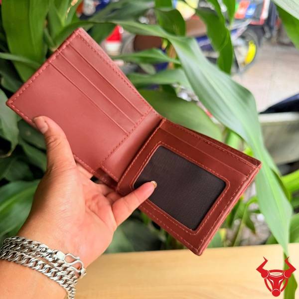 Phụ kiện cao cấp màu đỏ mận nổi bật, vừa vặn trong tay và có ngăn chứa khoa học.