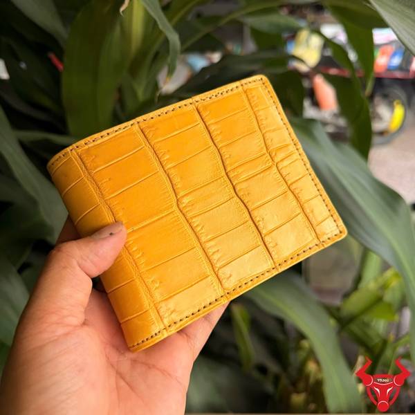 Màu vàng nổi bật, thiết kế nhỏ gọn, vừa vặn và bố trí ngăn tiện lợi.
