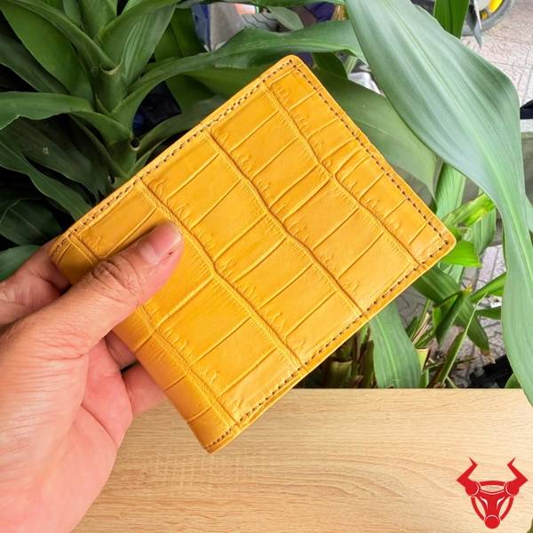Gam vàng sang trọng, da cá sấu cao cấp, dáng ngang vừa vặn và tiện dụng.
