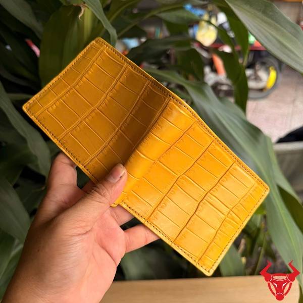 Phụ kiện cao cấp màu vàng nổi bật, dáng ngang vừa vặn và ngăn chứa khoa học.