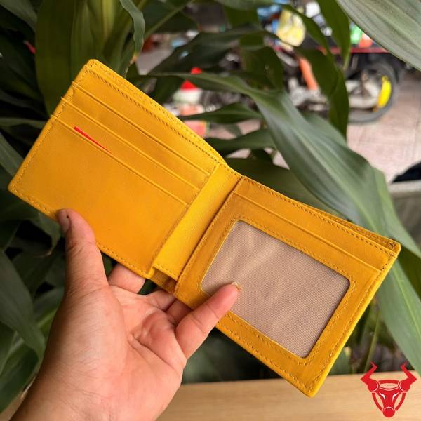 Màu vàng nổi bật, vân da sang trọng, dáng ngắn vừa vặn và ngăn chứa khoa học.