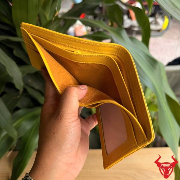Thiết kế thời trang, màu vàng nổi bật, kích thước vừa vặn và ngăn chứa tối ưu.