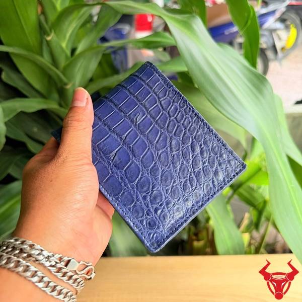 Màu xanh navy thời thượng, kiểu dáng nhỏ gọn, vừa vặn và bố trí ngăn tiện lợi.