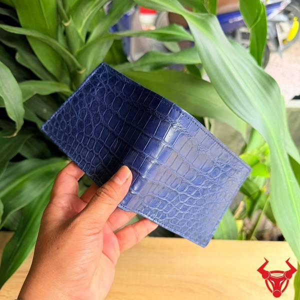 Gam xanh navy sang trọng, da cá sấu cao cấp, dáng ngang vừa vặn và ngăn chứa khoa học.