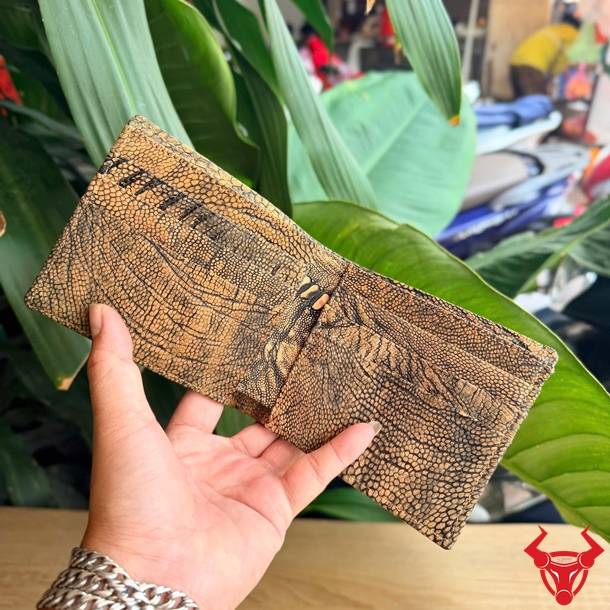 Ví Da Wax Chân Đà Điểu VCD4 Màu Nâu Bò Phong Cách Độc Đáo Ví da wax chân đà điểu 2 mặt màu nâu bò cao cấp, sang trọng và đầy phong cách.