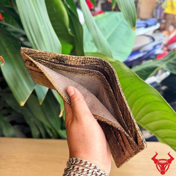 Ví Nam Ngắn Da Chân Đà Điểu VCD4 Màu Nâu Bò Thời Trang Cao Cấp Ví da chân đà điểu màu nâu bò nổi bật với thiết kế hai mặt vảy chân độc đáo.