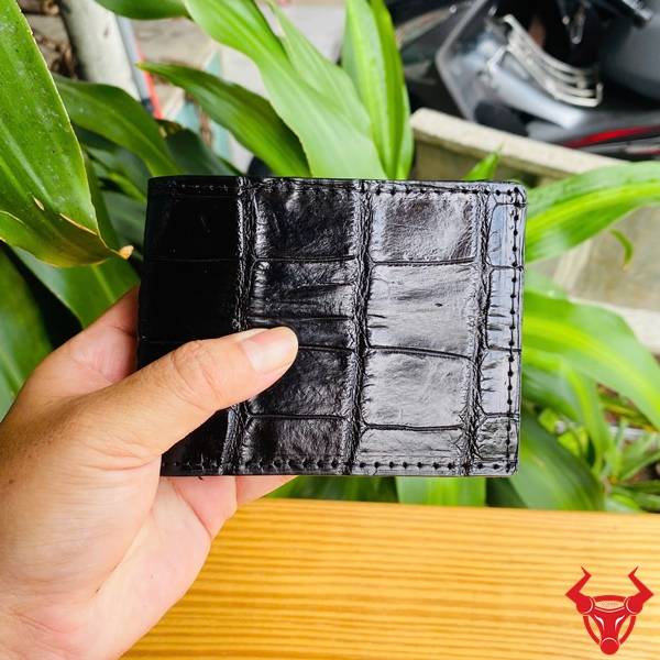 Ví nam da bụng cá sấu màu đen với thiết kế hiện đại, sang trọng và cao cấp.