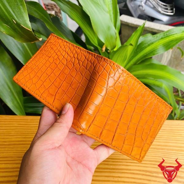 Ví da bụng cá sấu VFA8 màu vàng cam nhỏ gọn, sang trọng và tiện dụng cho nam giới.