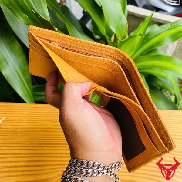 Ví da bụng cá sấu mini màu vàng cam gọn nhẹ, tiện dụng và đầy phong cách.