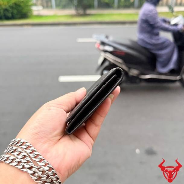 Ví nam mini dáng đứng nhỏ gọn, thiết kế sang trọng, tiện dụng và phù hợp nhiều phong cách.