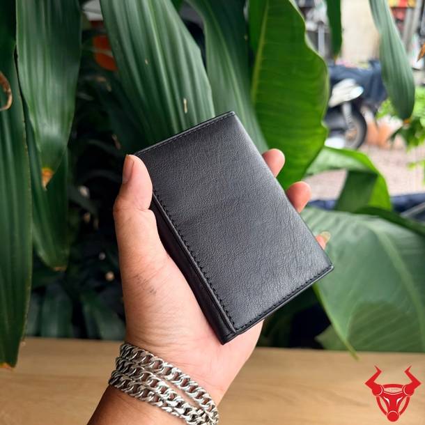 Ví nam dáng đứng sang trọng, kích thước nhỏ gọn và tiện lợi khi sử dụng.