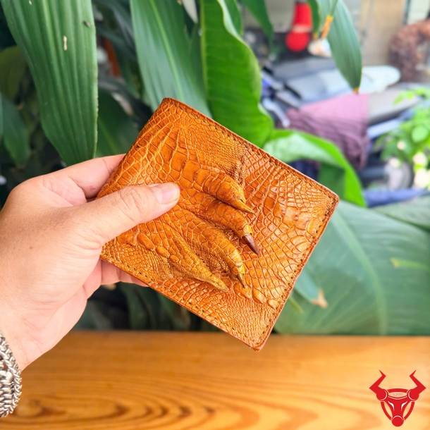 Ví da cá sấu móng tay màu nâu bò cao cấp, thời trang và mang phong cách khác biệt.