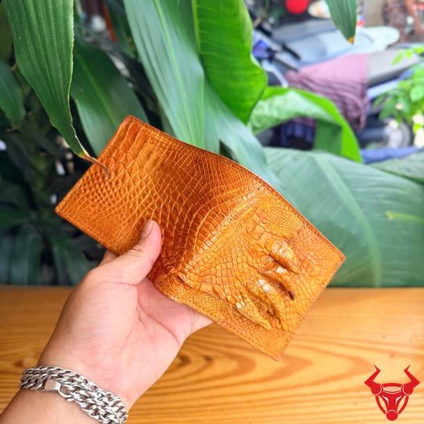 Ví da cá sấu móng tay màu nâu bò thời trang, độc đáo và đậm chất cá tính.