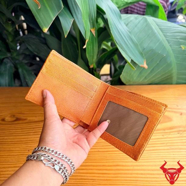 Ví nam da cá sấu màu nâu bò cao cấp, độc lạ và mang phong cách riêng.