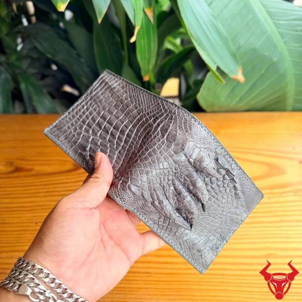 Ví da cá sấu móng tay màu xám cao cấp, thời trang và đậm chất phong cách.