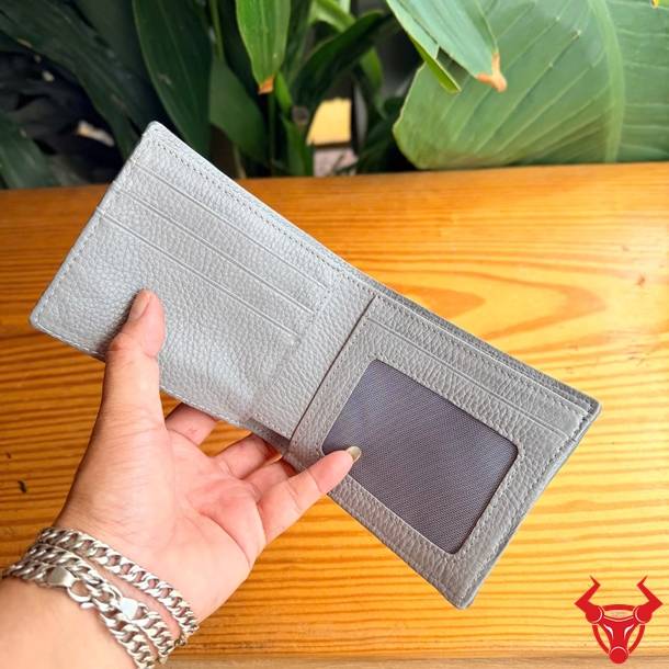 Ví nam da cá sấu màu xám độc lạ, tinh tế và phù hợp nhiều phong cách.