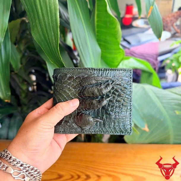 Ví nam da cá sấu móng tay màu xanh lá cao cấp và đầy cá tính.