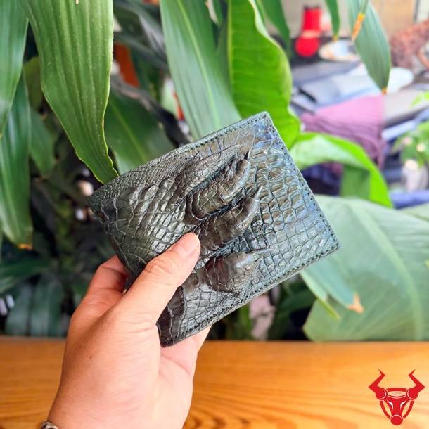 Ví da cá sấu móng tay màu xanh lá cao cấp, thời trang và mang phong cách riêng.