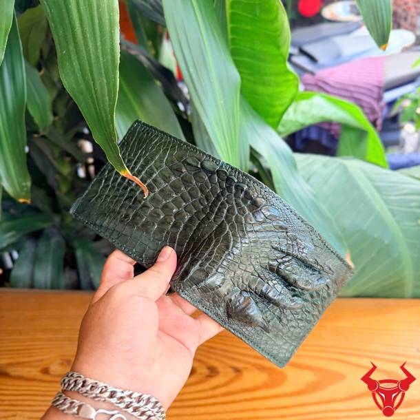Ví nam da cá sấu màu xanh lá độc đáo, cao cấp và thể hiện phong cách riêng.