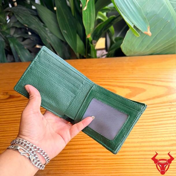 Ví da cá sấu móng tay màu xanh lá thời trang, độc đáo và sang trọng.