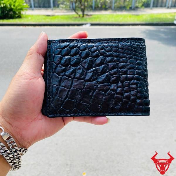 Ví ngắn da gai tay cá sấu màu đen với thiết kế thanh lịch, gọn gàng và chất lượng cao cấp.