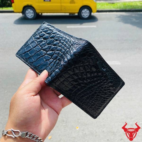 Ví da gai tay cá sấu sơn cạnh màu đen cao cấp, bền đẹp và phù hợp nhiều phong cách.