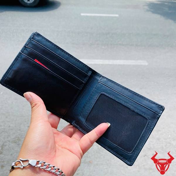 Ví da gai tay cá sấu màu đen thời trang, thiết kế tinh tế và độ bền ấn tượng.