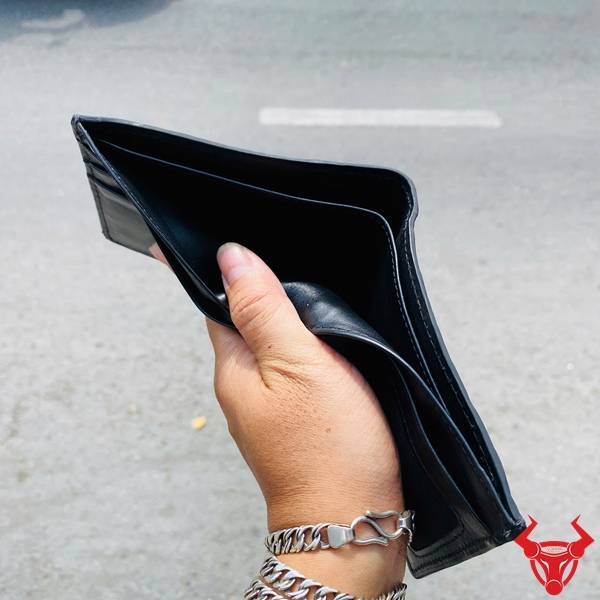 Ví da cá sấu VBAA5 màu đen nhỏ gọn, tiện dụng và bền bỉ trong quá trình sử dụng.