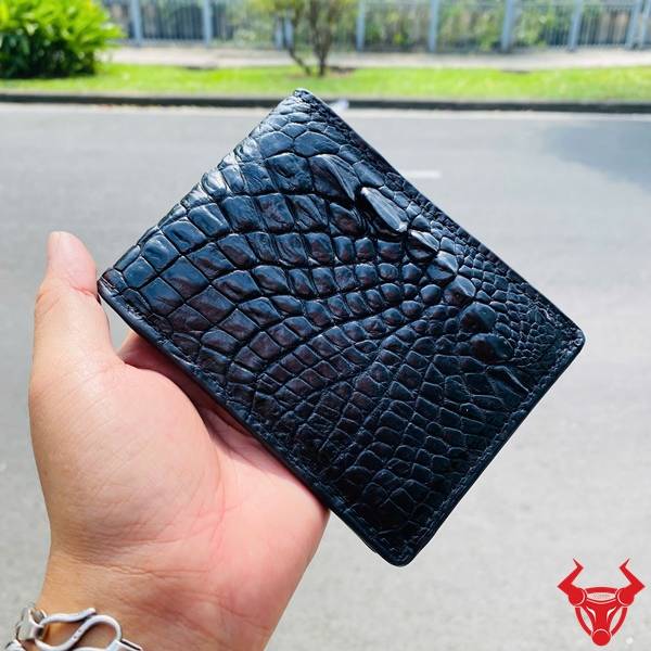 Ví ngắn da gai tay cá sấu màu đen cao cấp, thiết kế sơn cạnh tinh tế, gọn gàng và bền đẹp.