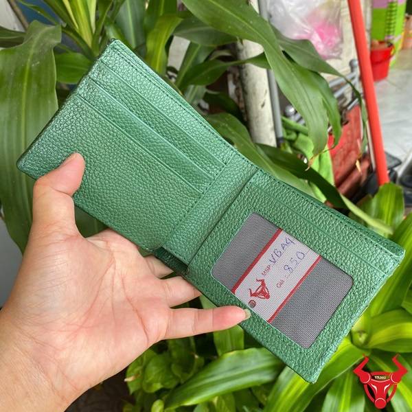 Ví Nam Da Cá Sấu 6 Gù Màu Xanh Lá VBA4 Ấn Tượng Thiết kế ấn tượng với 6 gù cá sấu và sắc xanh lá khác biệt.