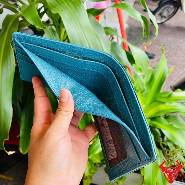 Phụ kiện cao cấp với màu xanh navy khác biệt, thiết kế ngang ngắn gọn và tiện lợi.