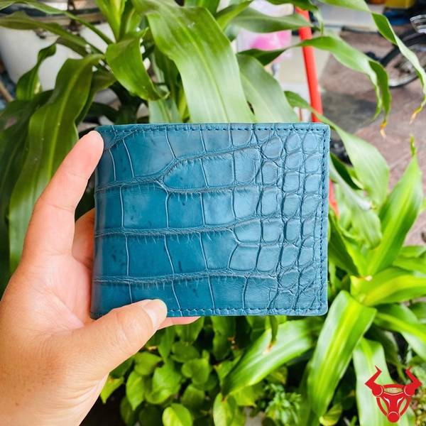 Xanh navy độc đáo, da bụng cá sấu sang trọng, dáng ngắn gọn và tiện dụng.