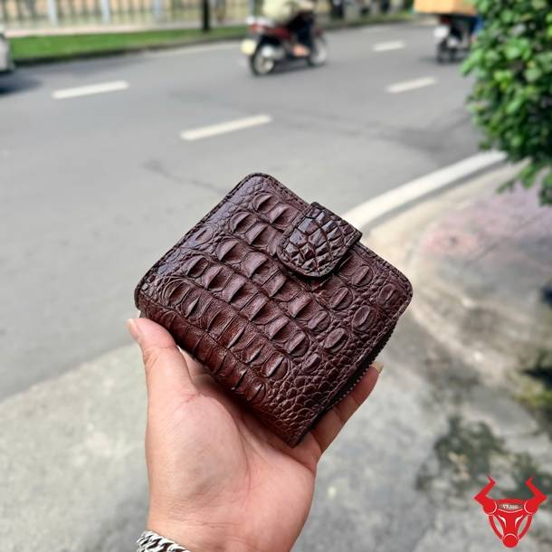 Ví nữ VRBA1 dáng đứng da cá sấu gai lưng nâu đất, độc đáo, thời trang và tiện dụng.