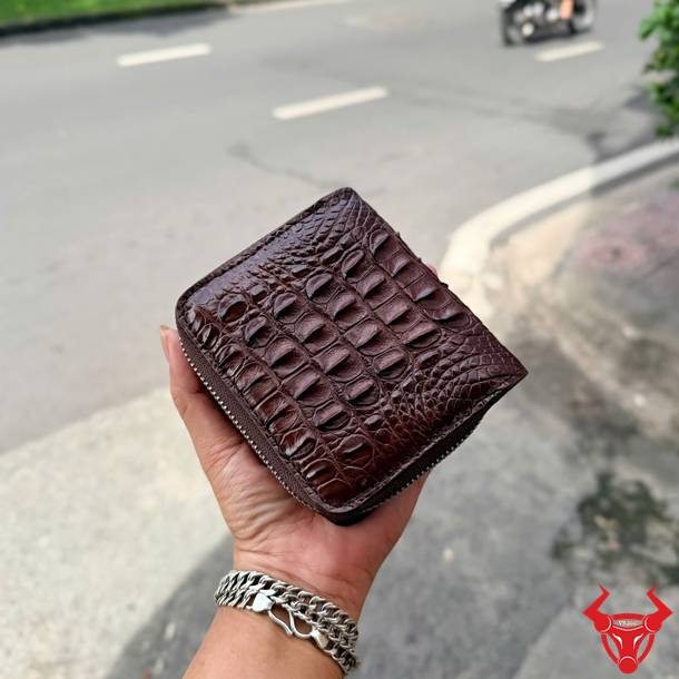 Ví nữ cầm tay da cá sấu gai lưng VRBA1 nâu đất, thời thượng, cao cấp và độc đáo.