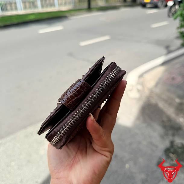 Ví nữ cầm tay da cá sấu vân vuông VRBA8 nâu đất, thời thượng, cao cấp và độc đáo.