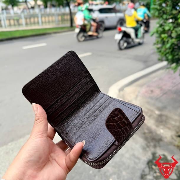 Ví da cá sấu vân vuông nữ VRBA8 dáng đứng nâu đất, cao cấp, độc đáo và tiện dụng.