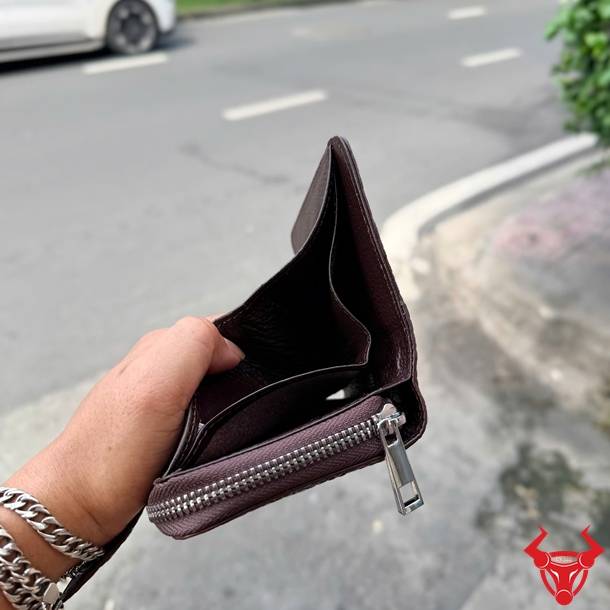 Ví nữ cầm tay da cá sấu vân vuông nâu đất VRBA8, cao cấp, độc đáo, thời trang và tiện dụng.