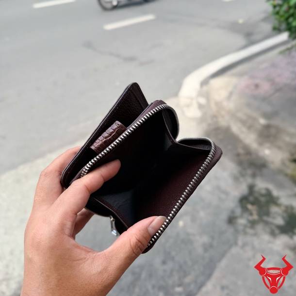 Ví cầm tay nữ VRBA8 da cá sấu vân vuông nâu đất, thiết kế độc đáo, cao cấp và tiện dụng.