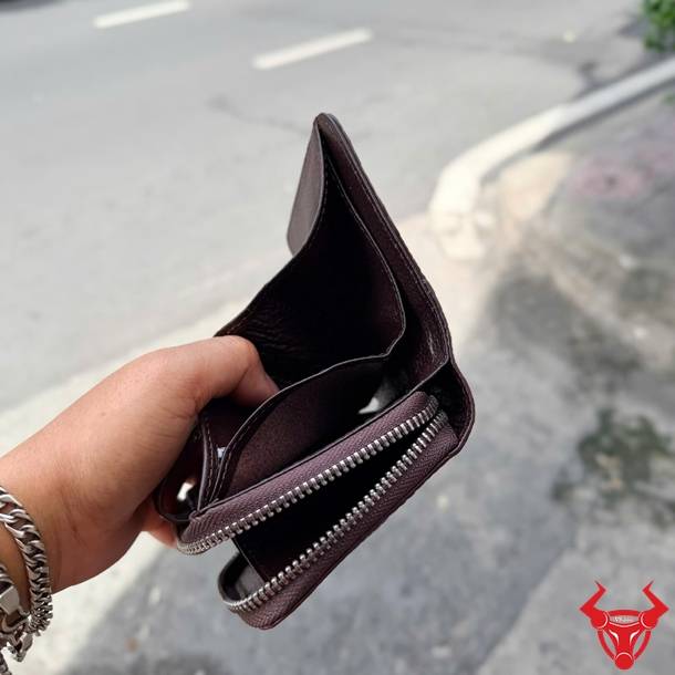 Ví nữ da cá sấu vân vuông VRBA8 dáng đứng nâu đất, cao cấp, thời trang và nổi bật.