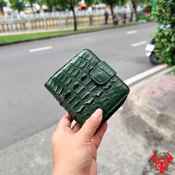 Ví nữ VRBA1 dáng đứng da cá sấu gai lưng xanh lá, độc đáo, thời trang và tiện dụng.