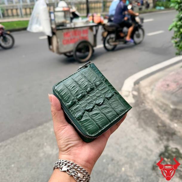 Ví nữ cầm tay da cá sấu gai lưng xanh lá VRBA1, cao cấp, độc đáo, thời trang và tiện dụng.