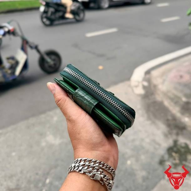 Ví cầm tay nữ VRBA1 da cá sấu gai lưng xanh lá, thiết kế độc đáo, cao cấp và tiện dụng.