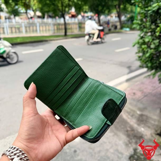 Ví nữ da cá sấu gai lưng VRBA1 dáng đứng xanh lá, cao cấp, thời trang và nổi bật.