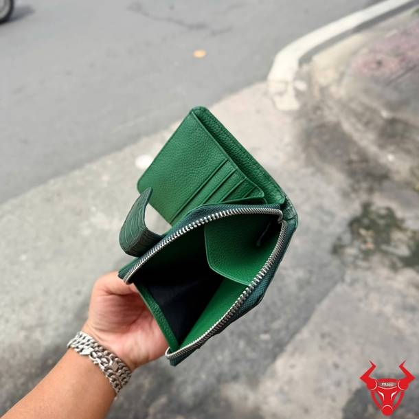 Ví nữ cầm tay da cá sấu gai lưng xanh lá VRBA1, thời trang, độc đáo và tiện dụng.