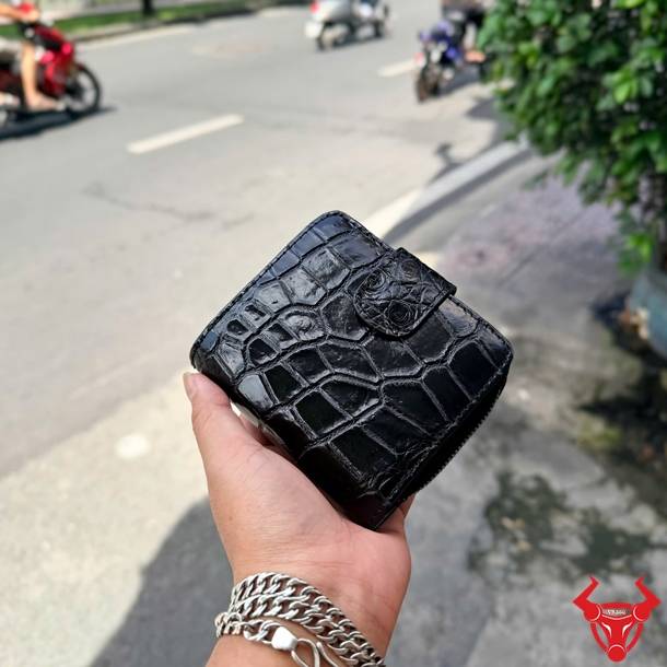 Ví cầm tay da cá sấu nữ VRBA8 màu đen, dáng đứng đẳng cấp, tinh tế và thời trang.