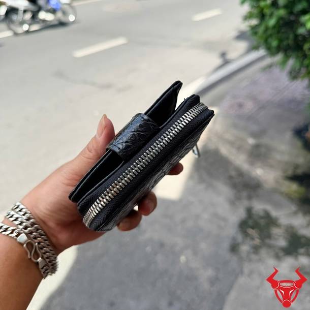 Ví nữ cầm tay da cá sấu VRBA8 màu đen, sang trọng, thanh lịch và cao cấp.
