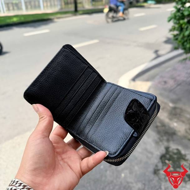 Ví nữ da cá sấu VRBA8 dáng đứng màu đen, đẳng cấp, sang trọng và thanh lịch.