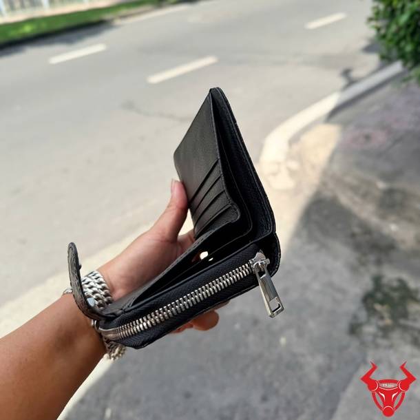Ví cầm tay nữ da cá sấu đen VRBA8, dáng đứng thời thượng, cao cấp và thanh lịch.