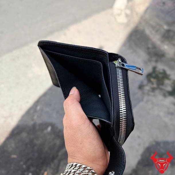 Ví nữ cầm tay dáng đứng da cá sấu màu đen VRBA8, thời trang, cao cấp và thanh lịch.